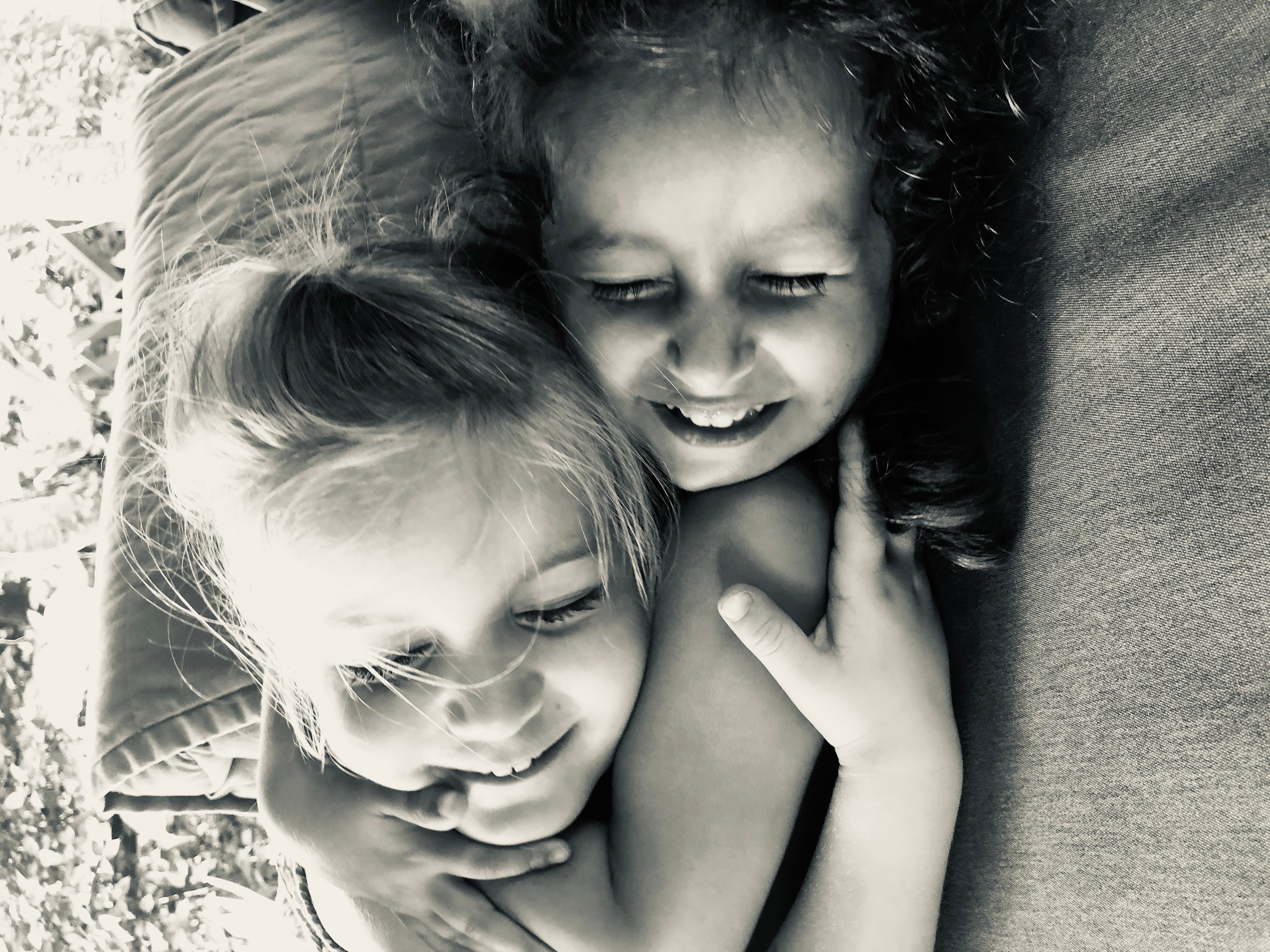 image en noir et blanc d'enfants qui se prennent dans les bras Image